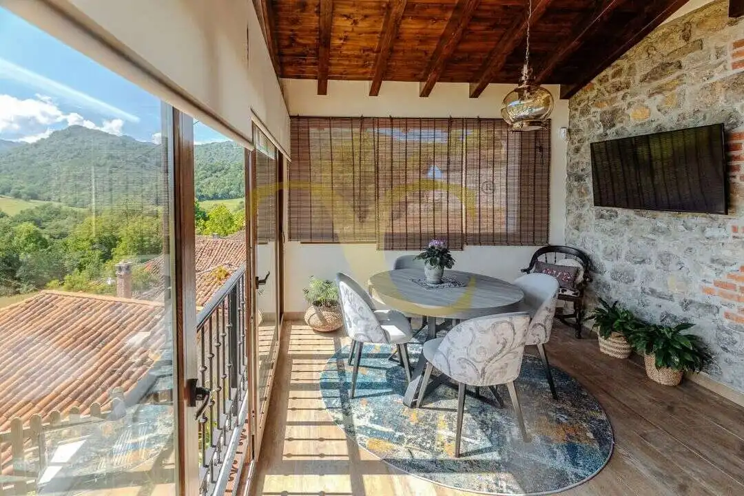 Terrassa de Casa o xalet en venda en Cangas de Onís amb Calefacció, Jardí privat i Terrassa