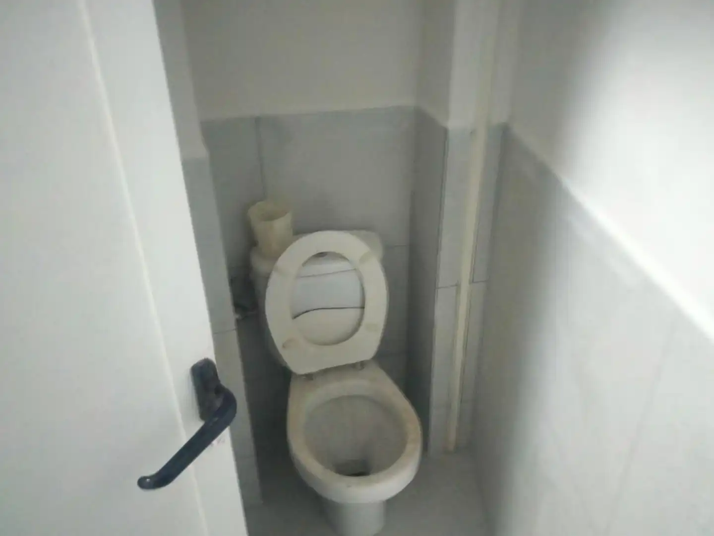 Bany de Local de lloguer en Elda amb Moblat