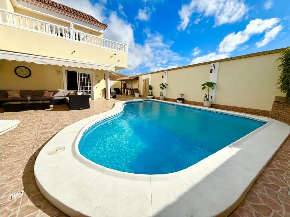 Vista exterior de Casa o chalet en venta en Arona con Terraza, Piscina y Amueblado