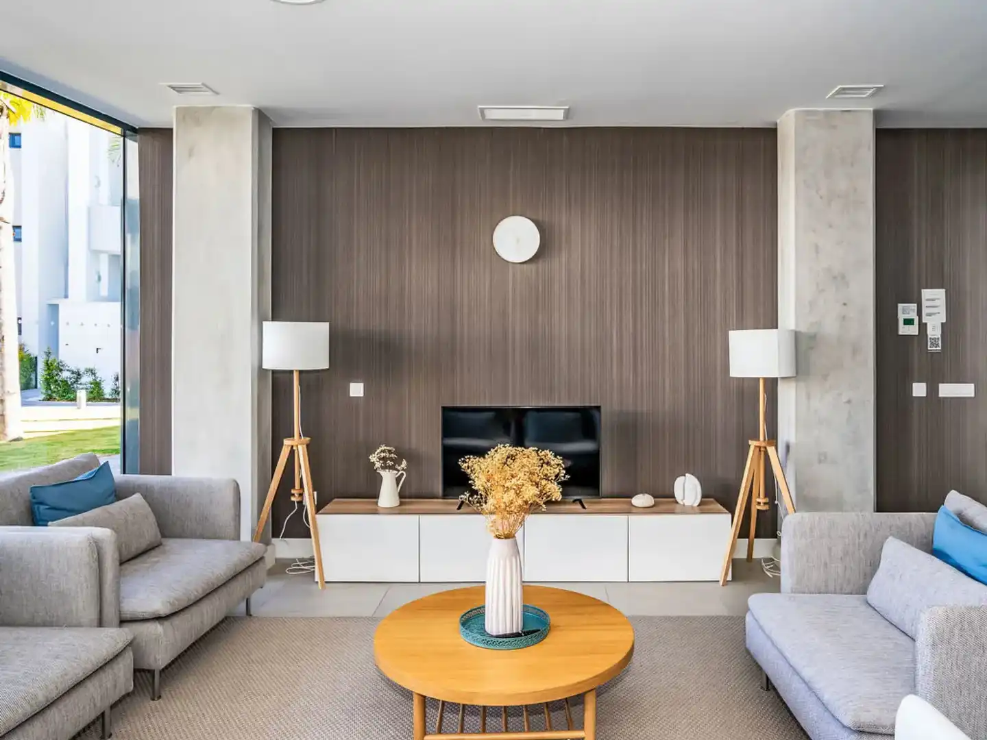 Wohnzimmer von Dachboden zum Verkauf in Manilva mit Klimaanlage, Heizung und Terrasse