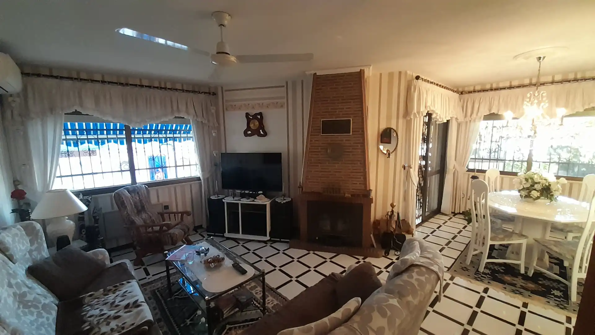 Sala d'estar de Casa o xalet en venda en Vélez-Málaga amb Aire condicionat, Calefacció i Jardí privat