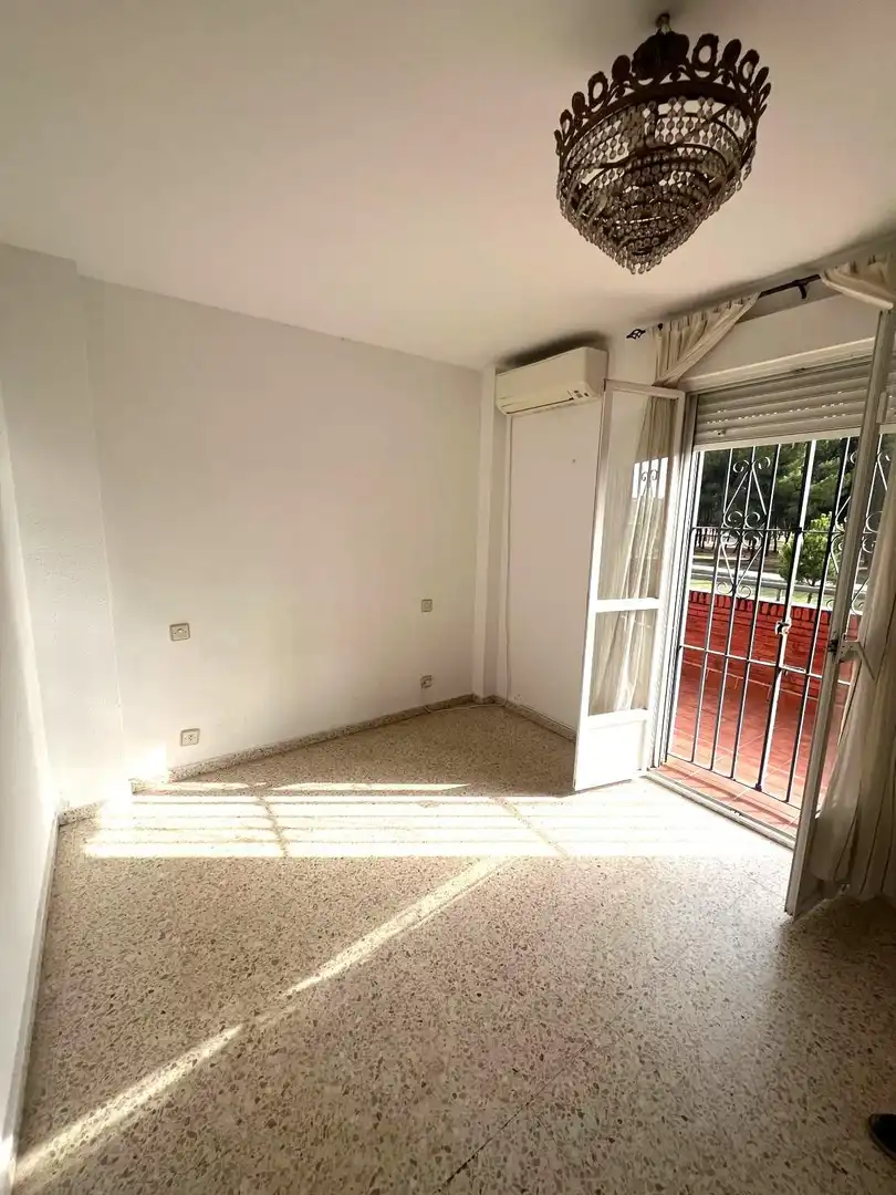 Dormitori de Casa adosada en venda en Sevilla amb Aire condicionat, Terrassa i Piscina comunitària