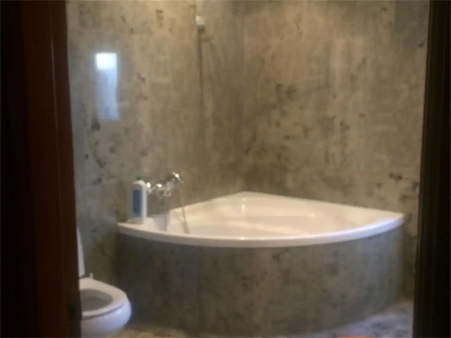 Baño de Piso en venta en Saucedilla con Aire acondicionado, Jardín privado y Amueblado