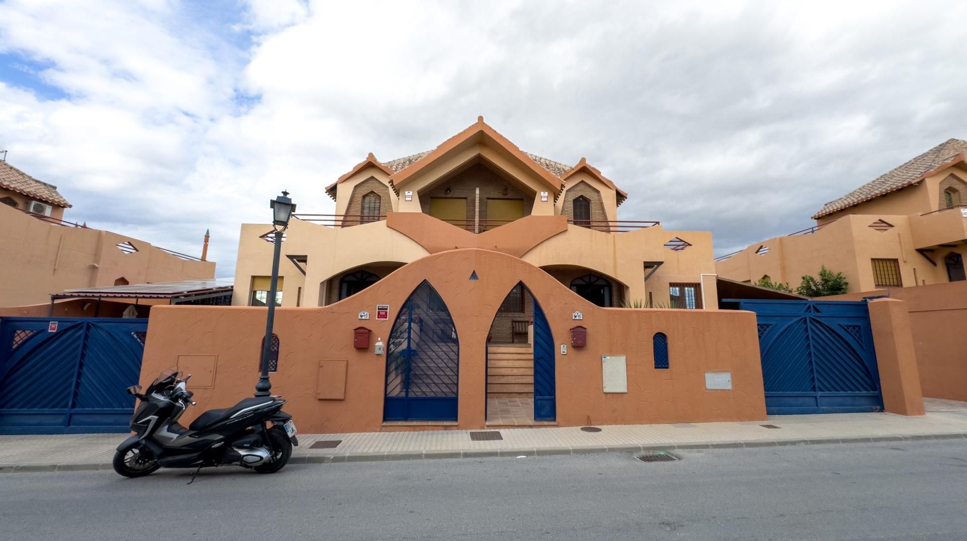 Vista exterior de Casa o chalet en venta en Las Gabias con Terraza, Piscina y Balcón