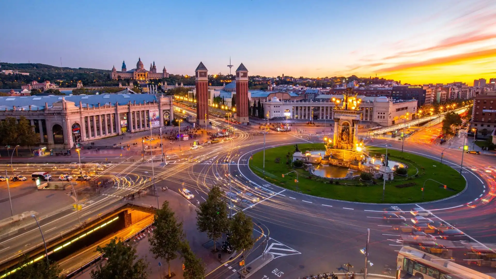 Vista exterior de Edifici en venda en Barcelona