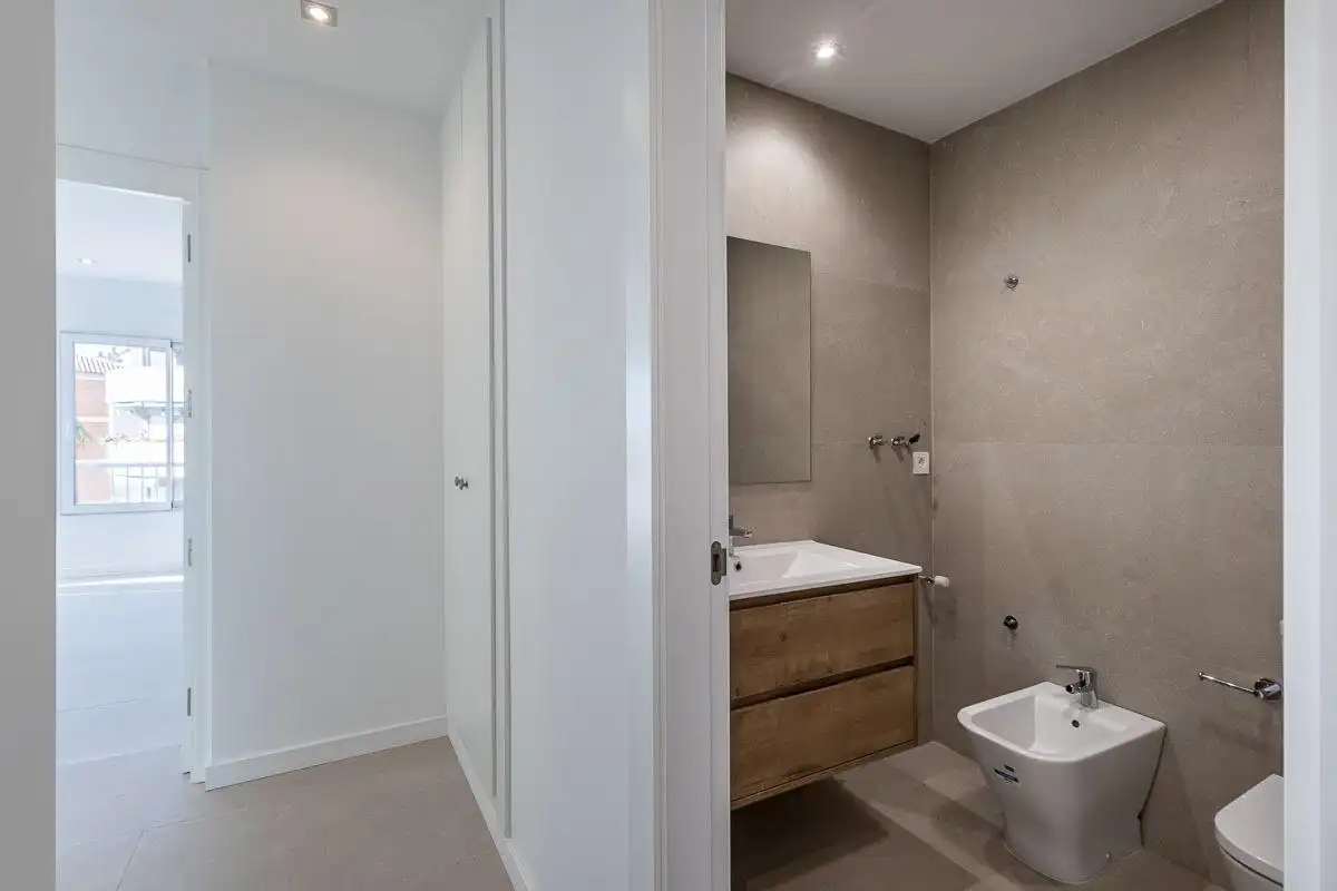 Bathroom of Flat for rent in Granada  with Air Conditioner, Heating and Terrace