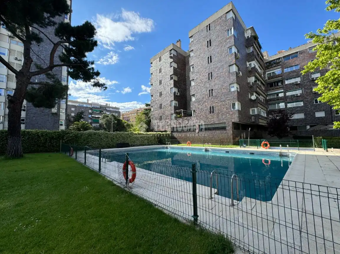 Piscina de Piso en venta en Madrid con Calefacción, Parquet y Terraza