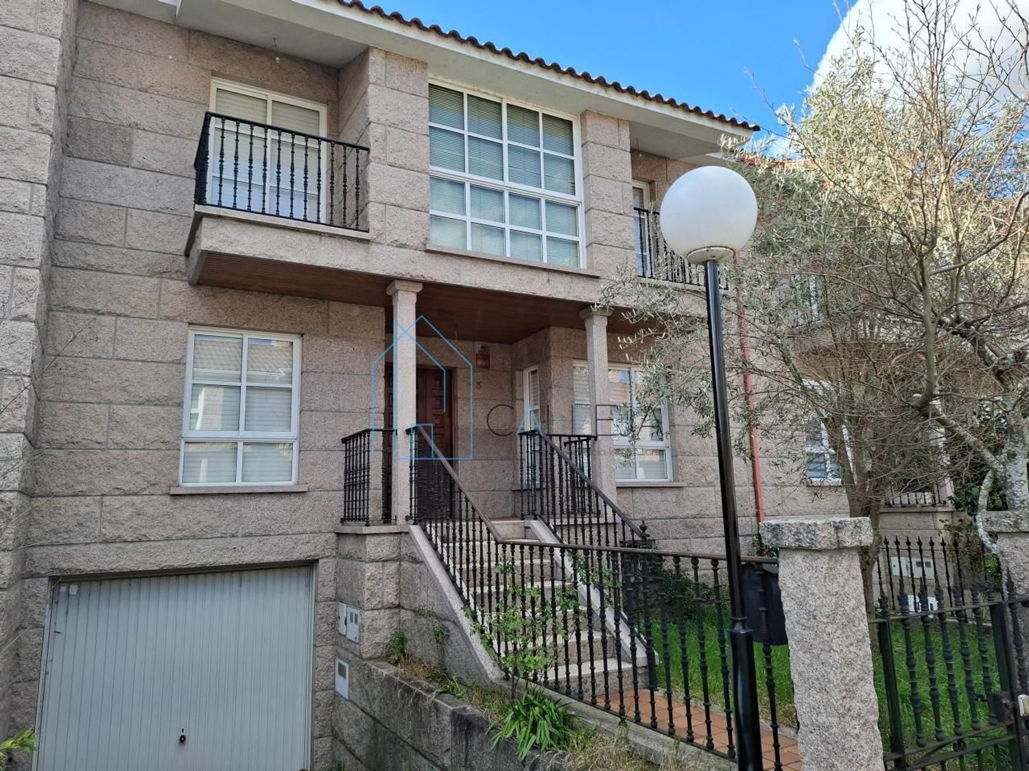 Vista exterior de Casa adosada en venda en Ourense Capital  amb Aire condicionat, Calefacció i Traster