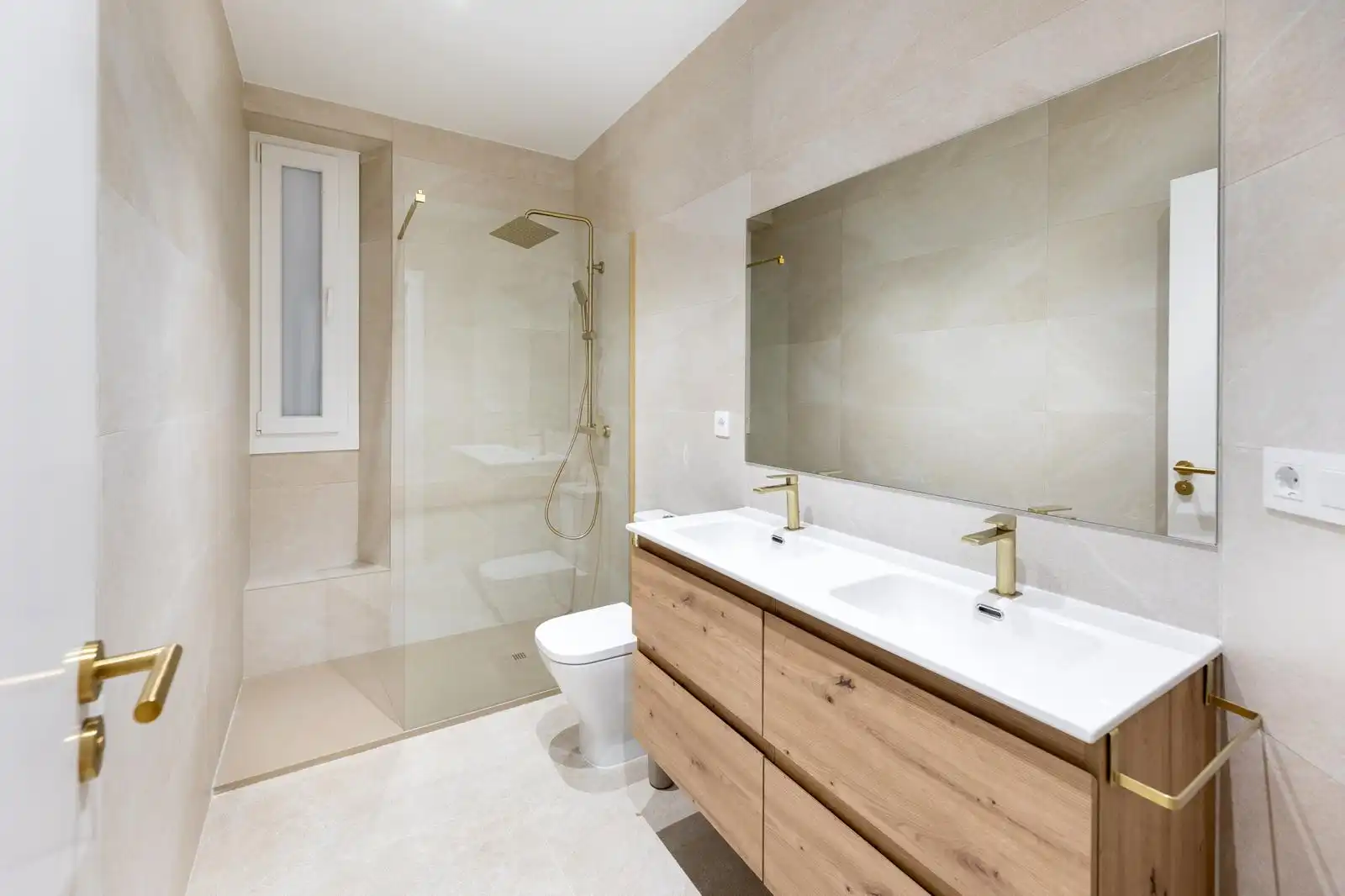Badezimmer von Wohnungen zur Miete in Granada mit Klimaanlage, Heizung und Parkett