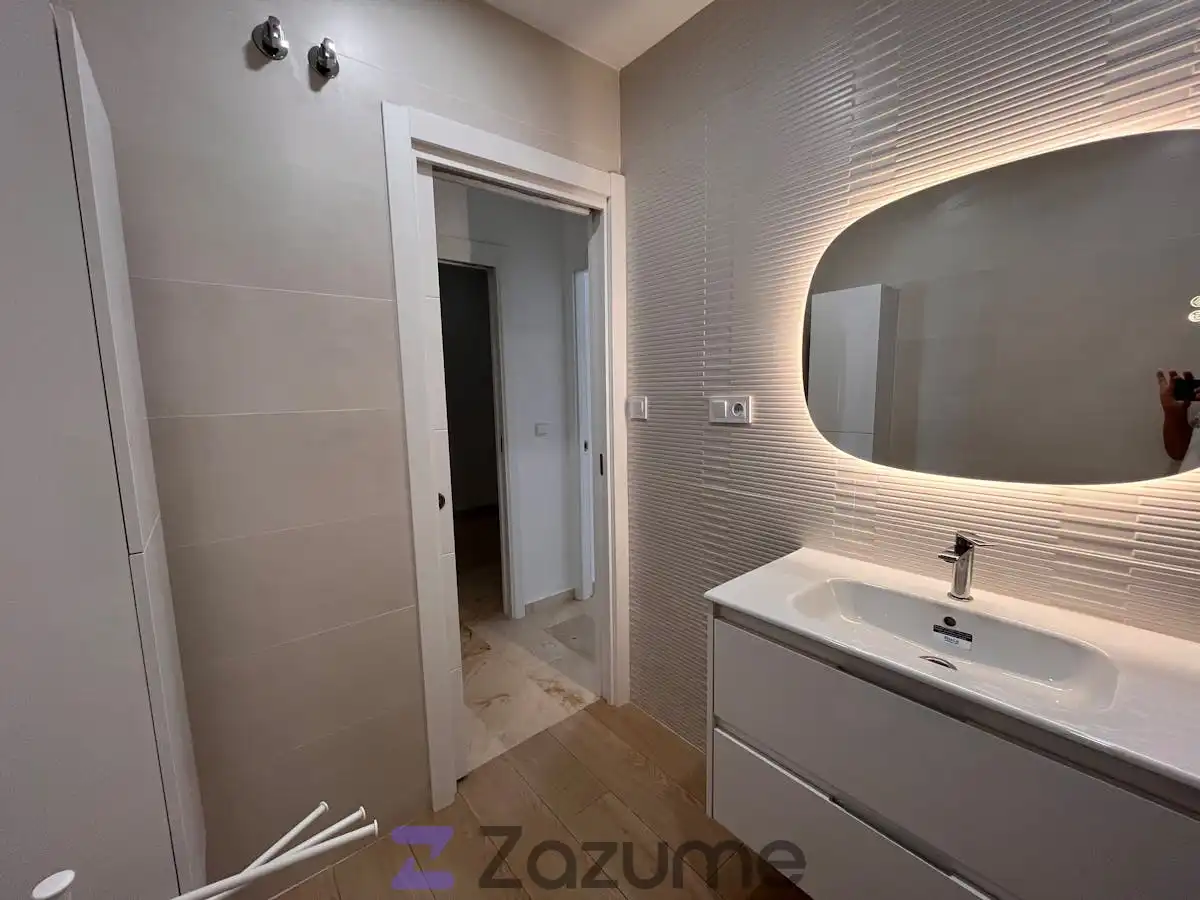 Bathroom of Flat for rent in Granada  with Air Conditioner, Heating and Washing machine