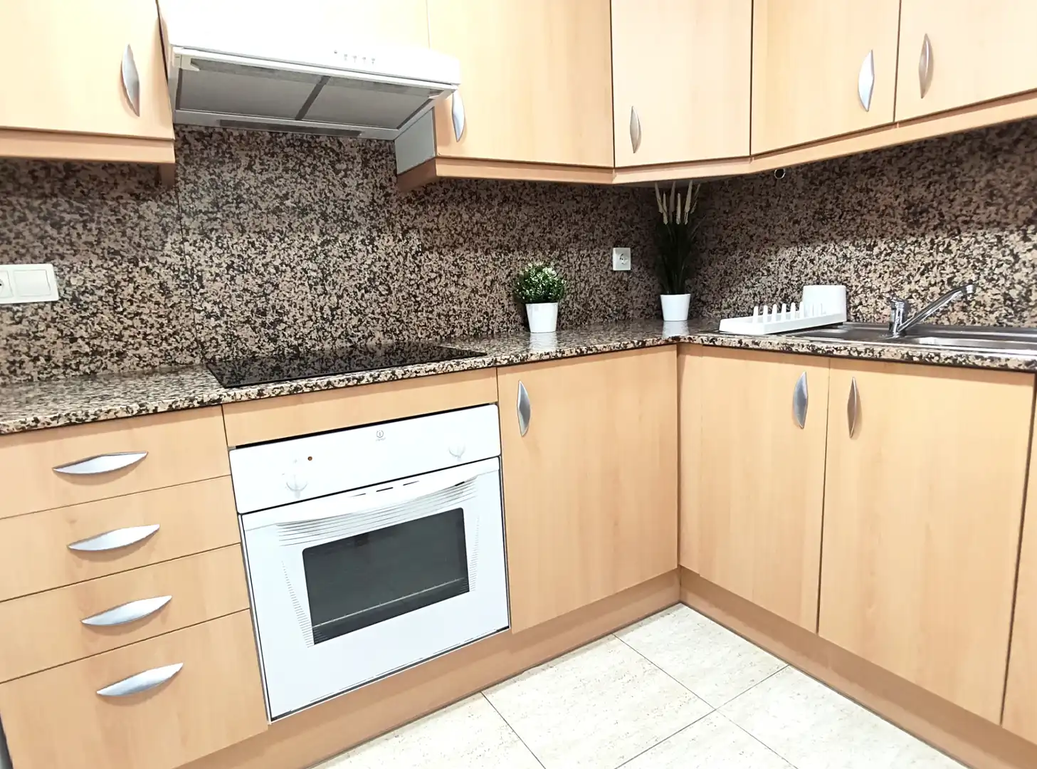 Cocina de Piso de alquiler en Terrassa con Amueblado, Horno y Lavadora