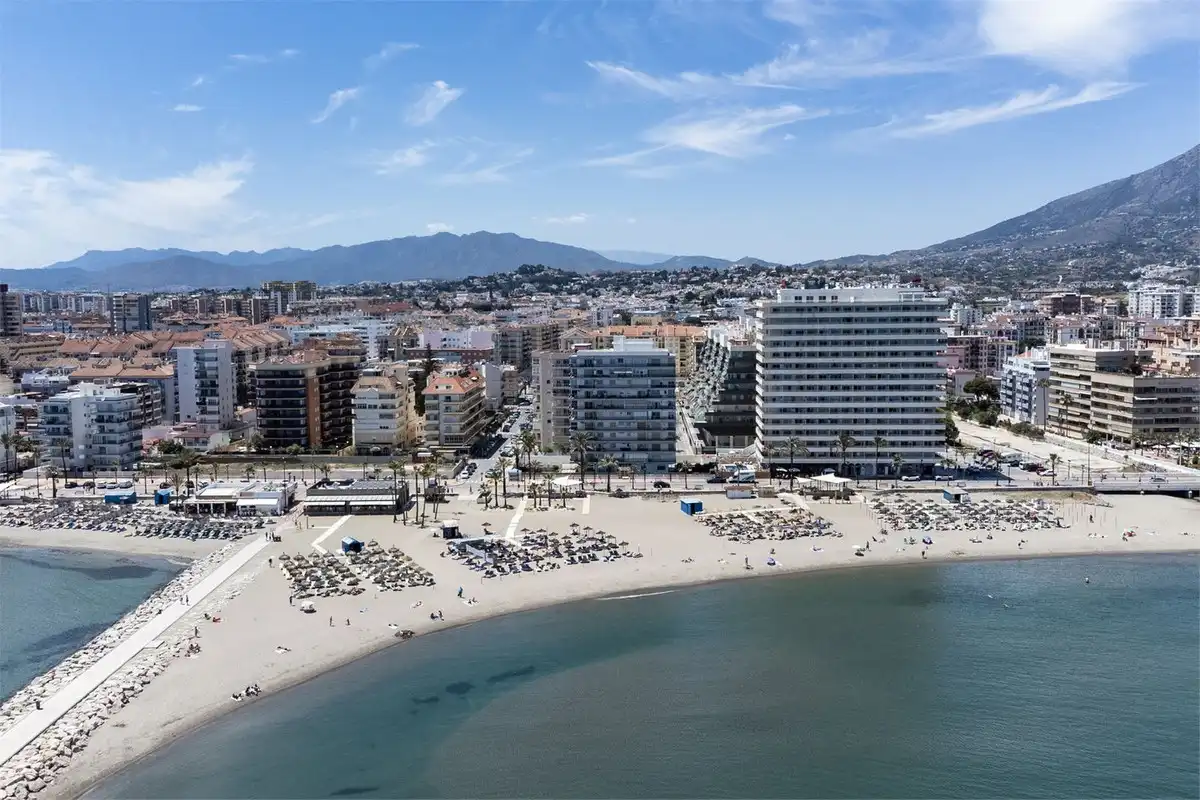 Außenansicht von Wohnungen zum Verkauf in Fuengirola mit Klimaanlage, Heizung und Terrasse