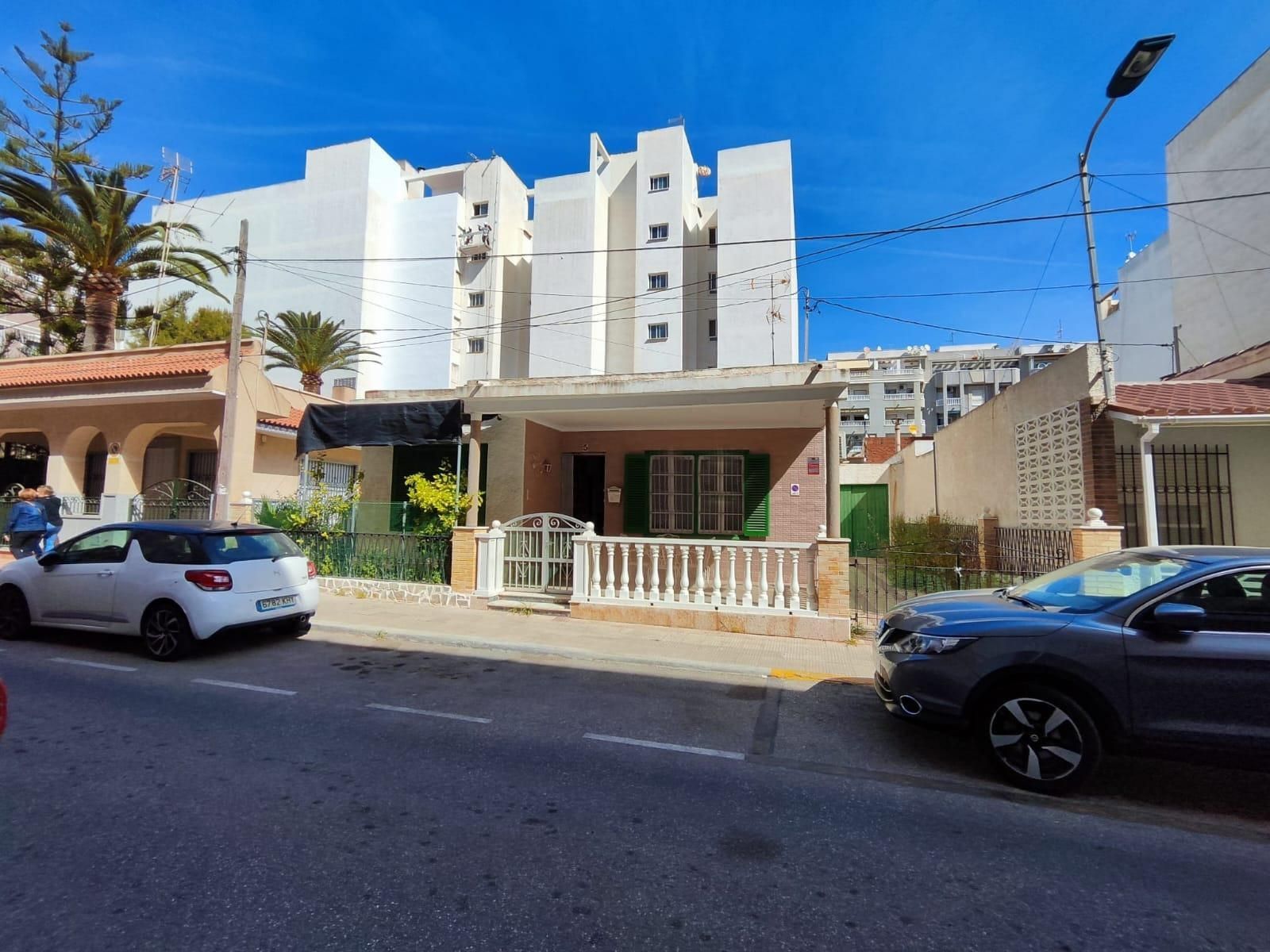 Vista exterior de Casa o xalet en venda en Torrevieja amb Terrassa, Traster i Alarma