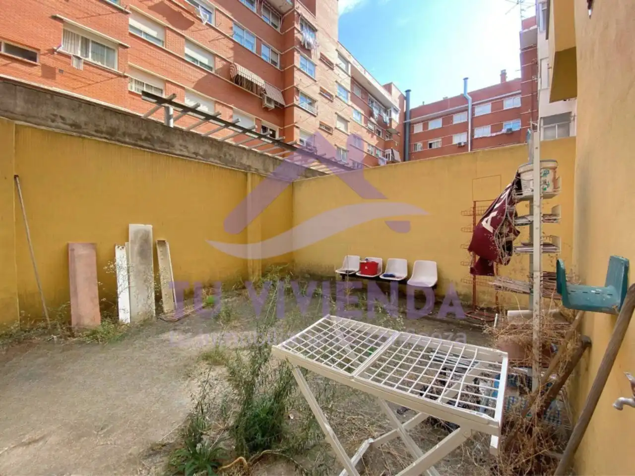 Jardí de Local de lloguer en Valladolid amb Alarma