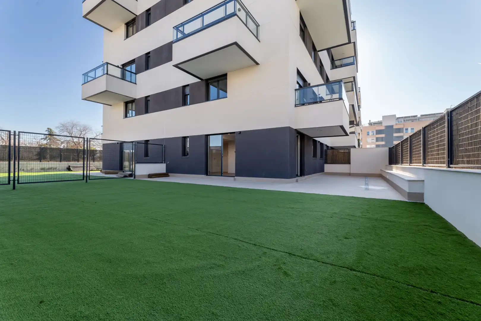 Vista exterior de Piso en venta en Alcalá de Henares con Aire acondicionado, Jardín privado y Terraza