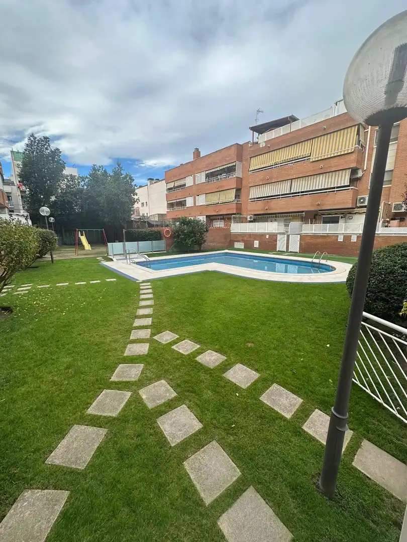 Piscina de Piso en venta en Cornellà de Llobregat con Calefacción, Jardín privado y Balcón