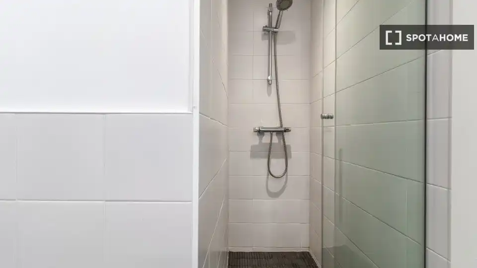 Bathroom of Flat for rent in Madrid  with Air Conditioner, Heating and Furnished