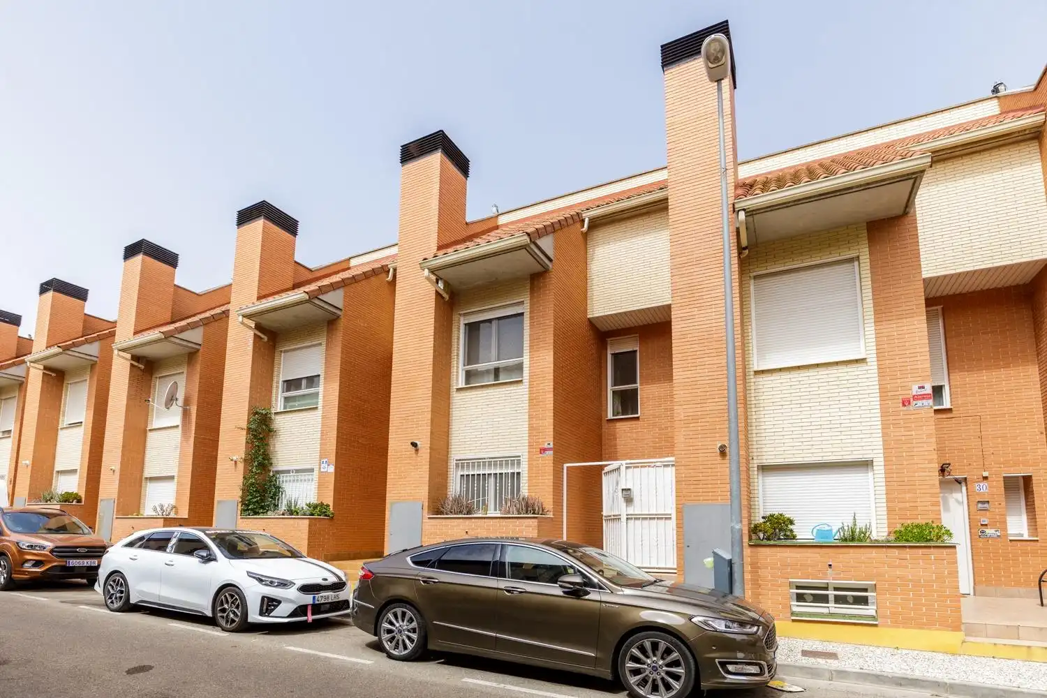 Vista exterior de Casa adosada en venda en María de Huerva amb Calefacció, Jardí privat i Terrassa