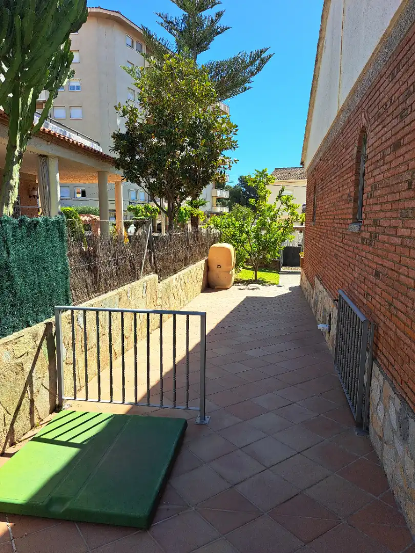 Vista exterior de Casa o chalet en venta en Cunit con Aire acondicionado, Calefacción y Jardín privado