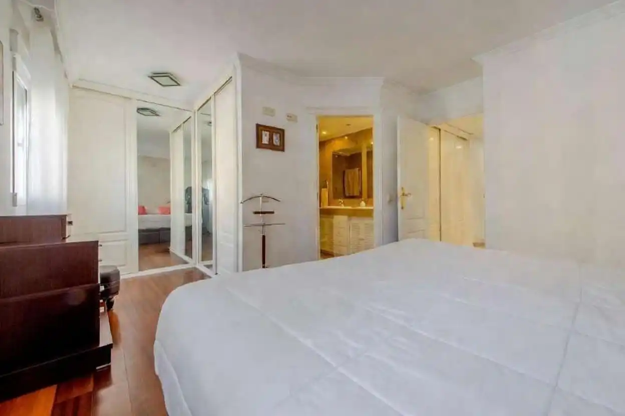 Habitación de Casa adosada en venta en Alcobendas con Aire acondicionado, Calefacción y Jardín privado
