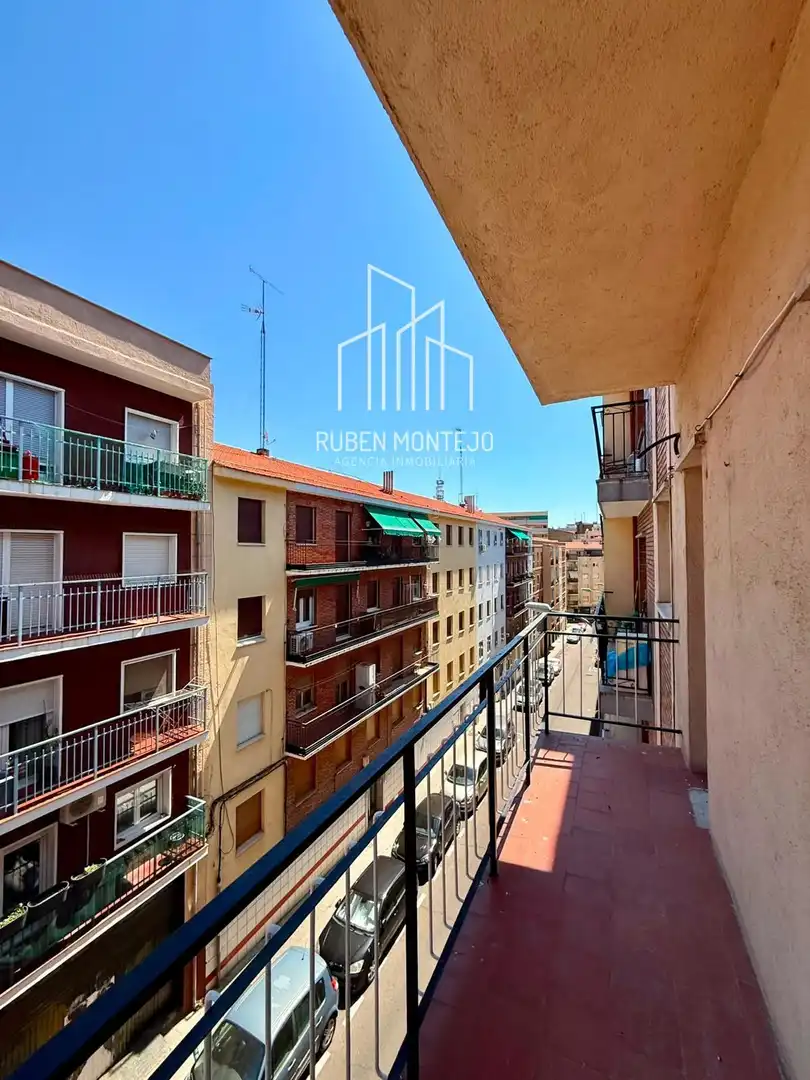 Vista exterior de Piso de alquiler en Salamanca con Calefacción, Terraza y Amueblado