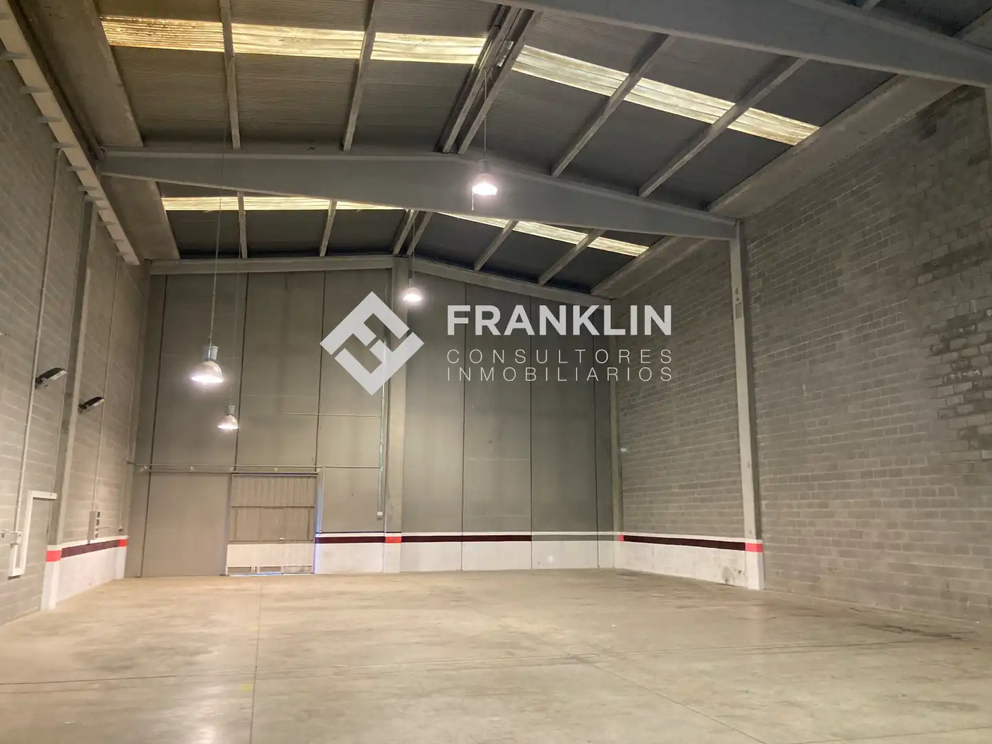 Industrial building to rent in Carrer del Comerç