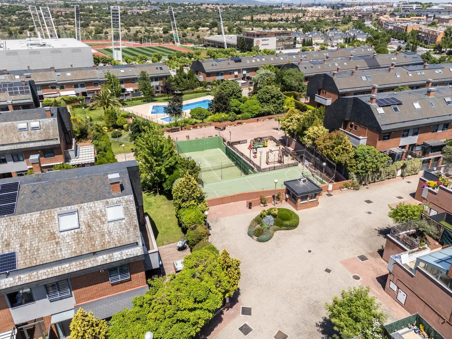 Vista exterior de Casa adosada en venda en Las Rozas de Madrid amb Aire condicionat, Calefacció i Jardí privat