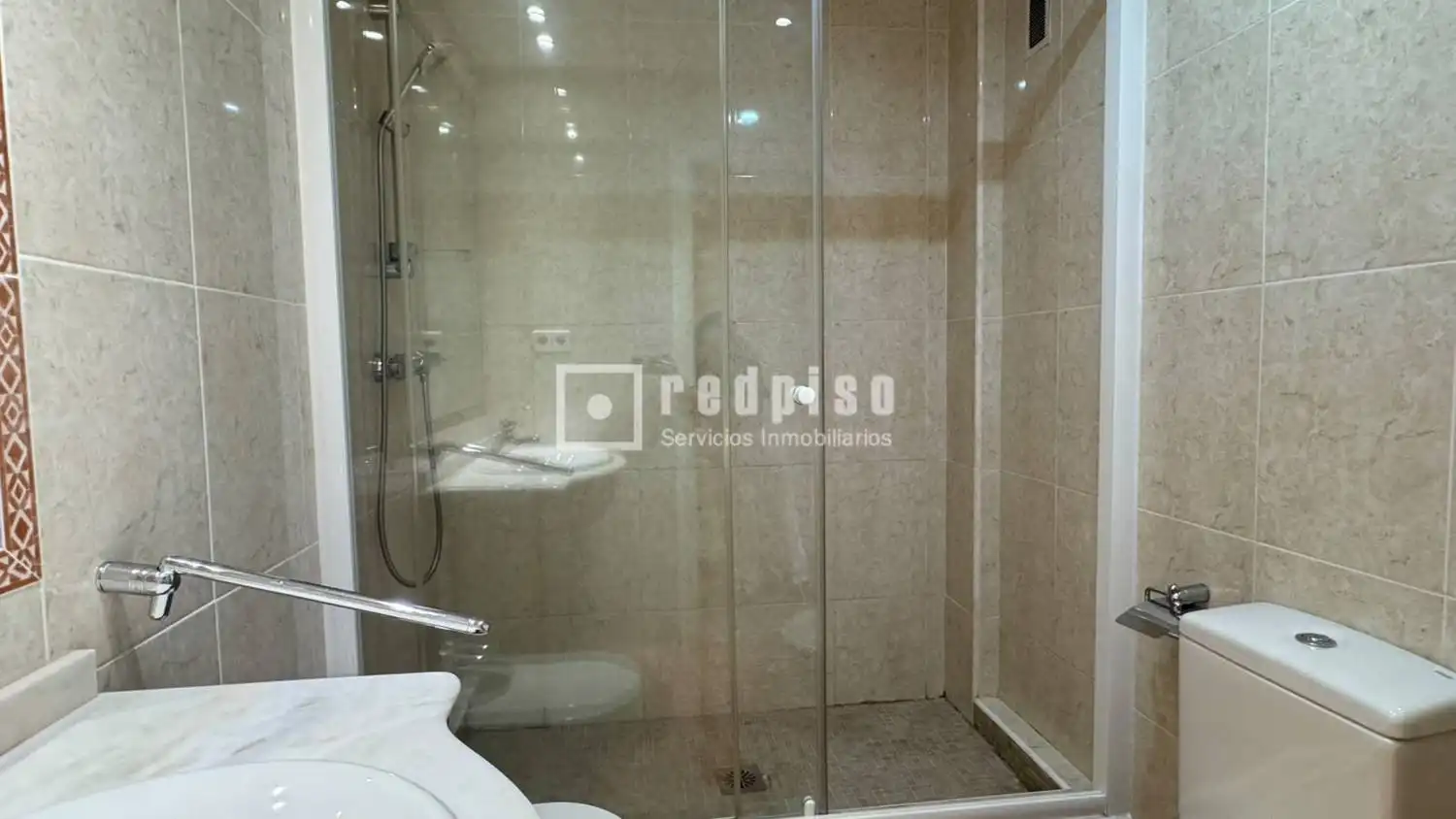 Badezimmer von Wohnung zur Miete in Madrid mit Klimaanlage, Heizung und Parkett