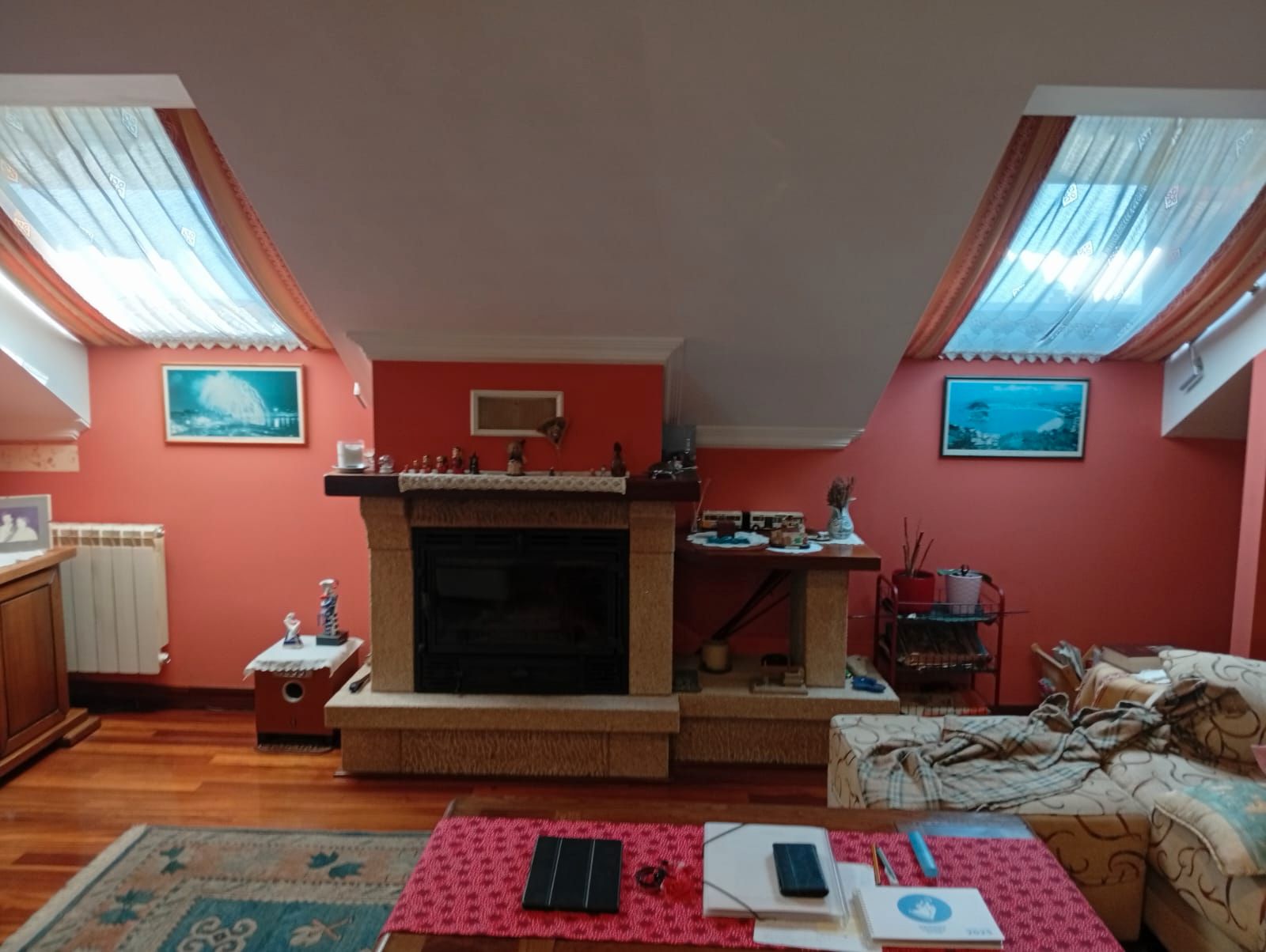 Sala d'estar de Àtic en venda en Teo amb Calefacció, Parquet i Moblat