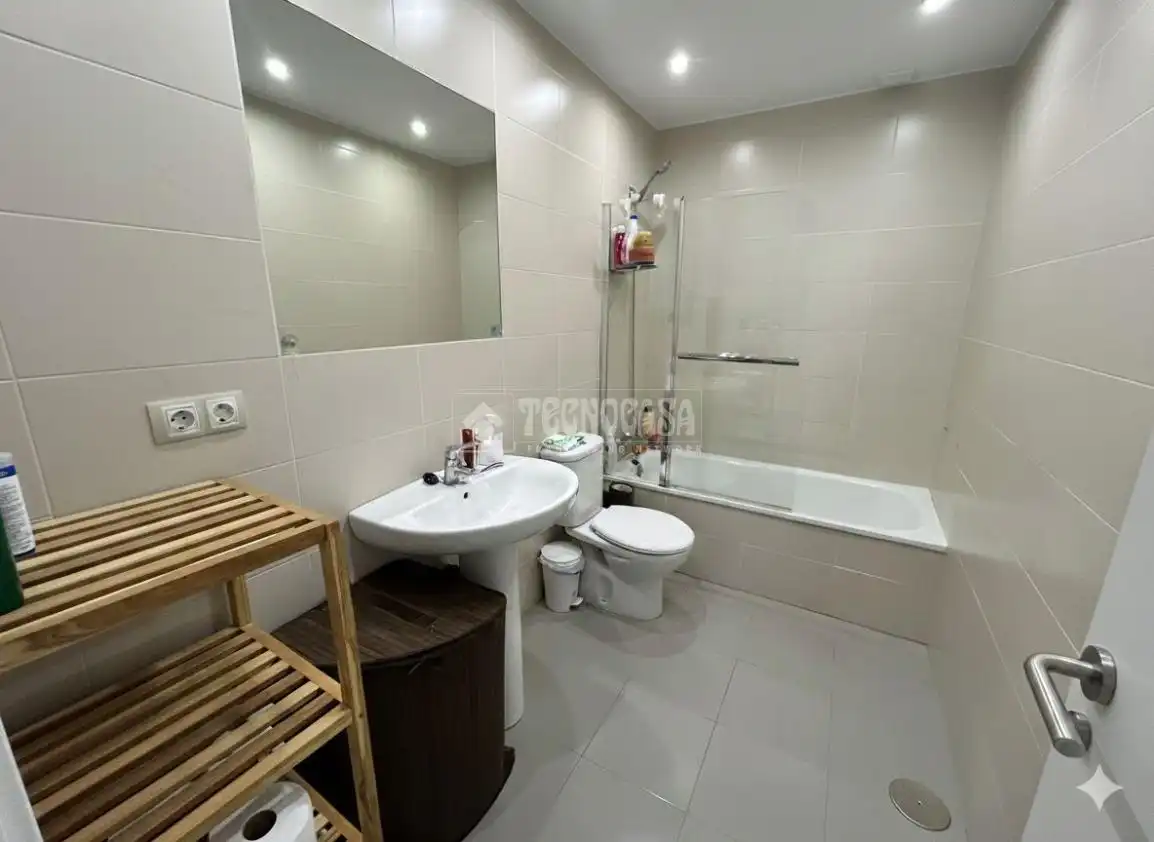 Badezimmer von Einfamilien-Reihenhaus zum Verkauf in Miengo mit Heizung, Privatgarten und Terrasse