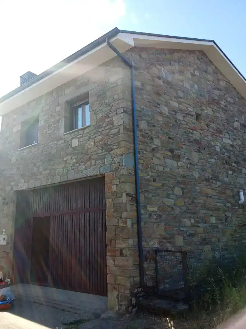 Vista exterior de Casa adosada en venda en San Justo amb Jardí privat, Traster i Moblat