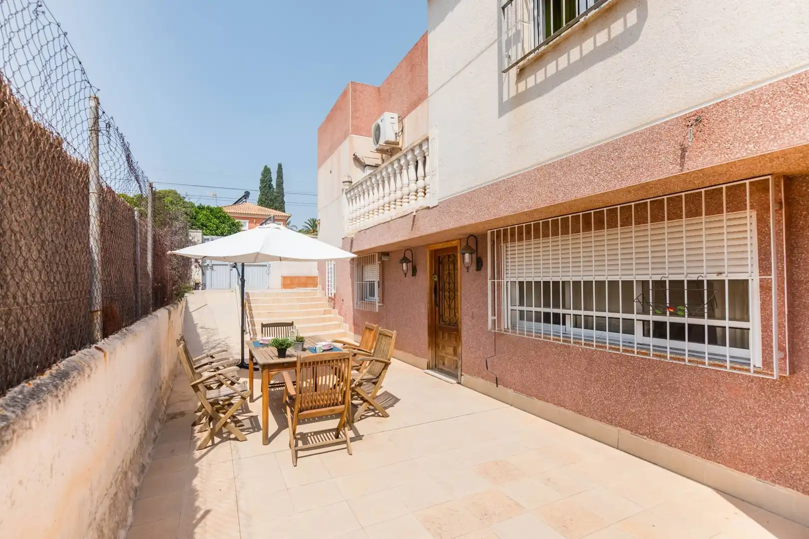 Terrasse von Einfamilien-Reihenhaus zum Verkauf in Las Torres de Cotillas mit Klimaanlage, Privatgarten und Terrasse
