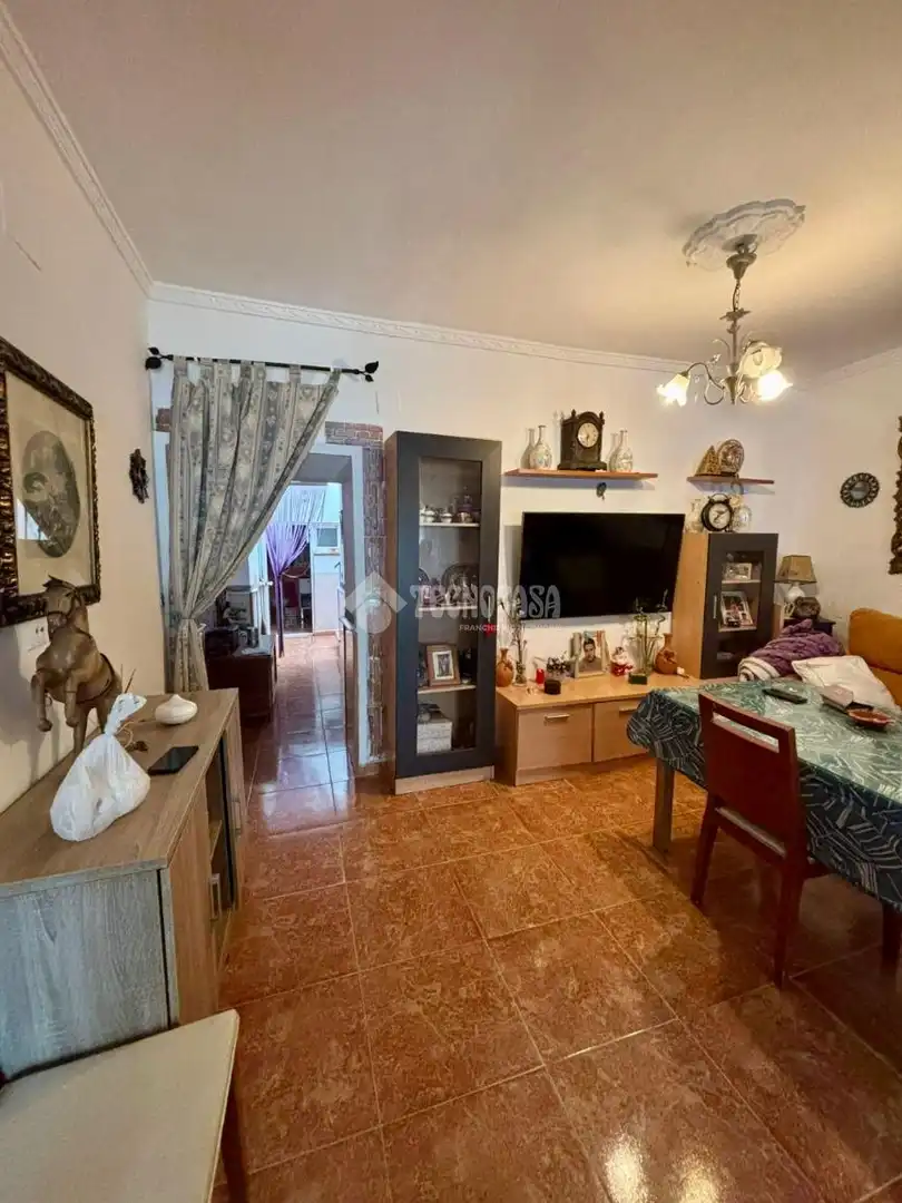 Sala d'estar de Casa adosada en venda en Andújar amb Aire condicionat i Moblat