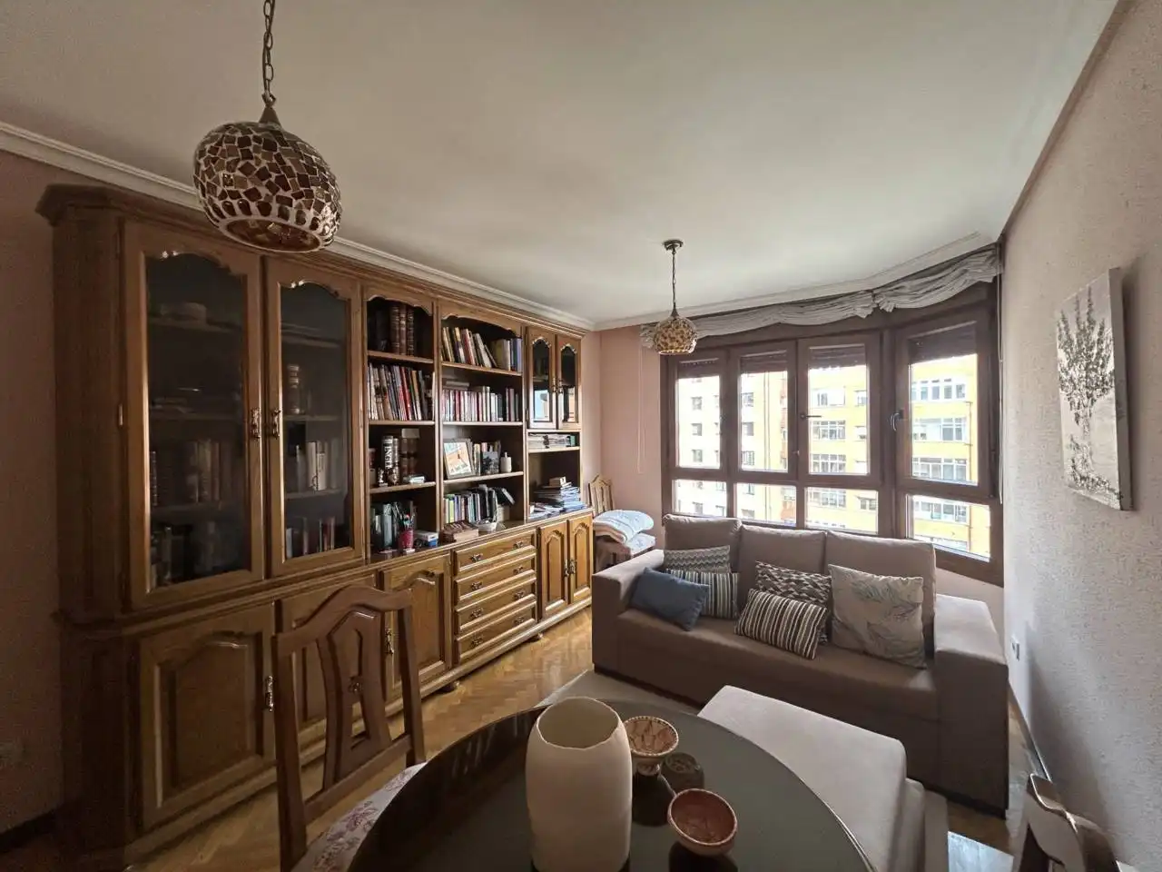 Sala de estar de Piso en venta en Oviedo  con Calefacción, Parquet y Trastero