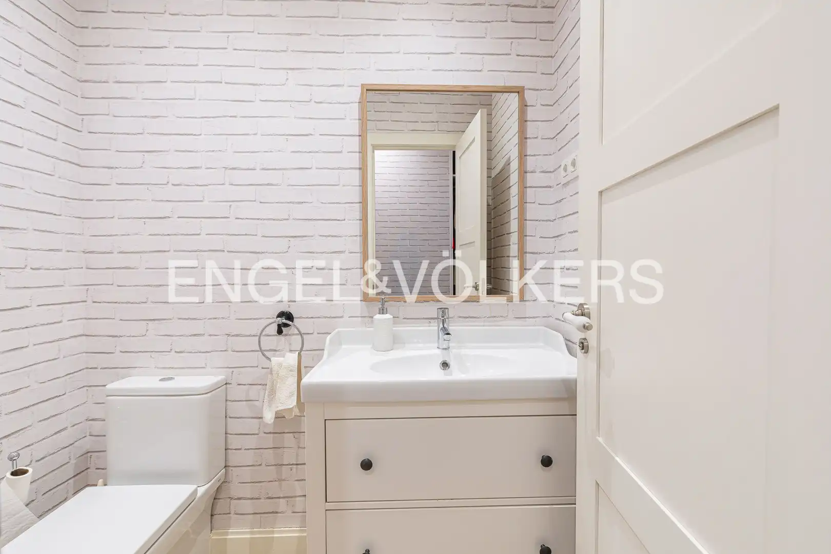 Baño de Casa adosada en venta en Madrid con Aire acondicionado, Calefacción y Jardín privado