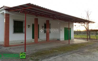 Vista exterior de Casa o xalet en venda en Almagro amb Jardí privat i Piscina