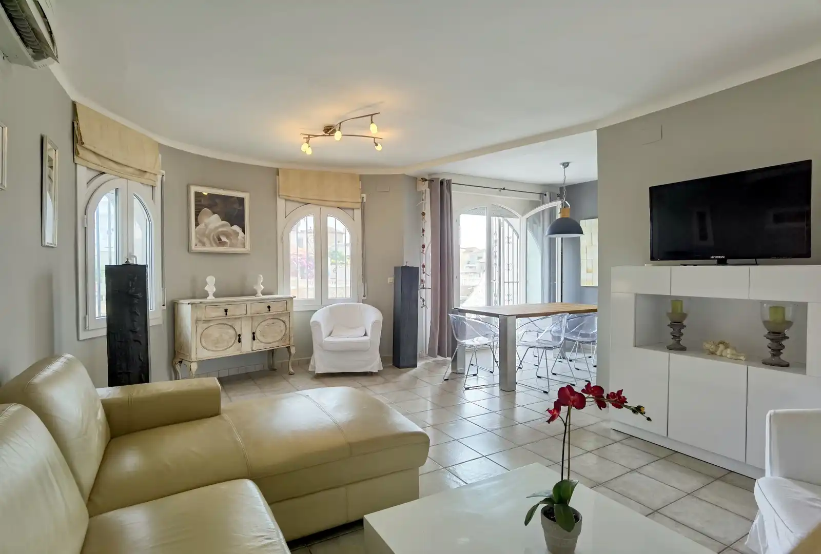 Sala d'estar de Casa o xalet en venda en Empuriabrava amb Aire condicionat, Jardí privat i Terrassa