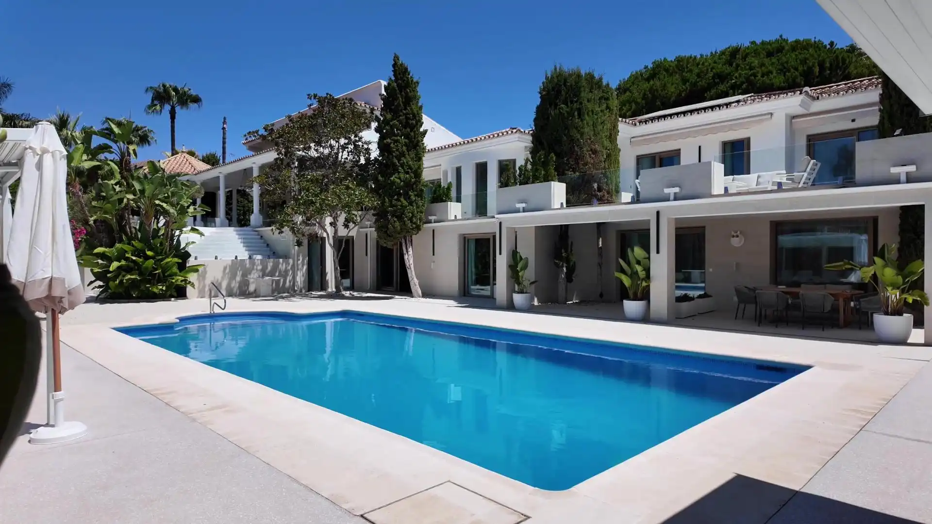 Detached house with pool for sale in Guadalmina baja calle 8