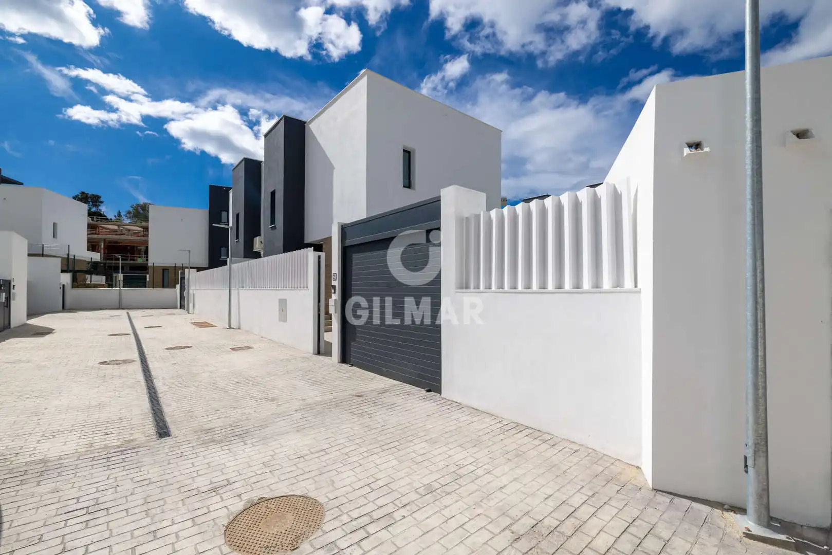 Vista exterior de Casa adosada en venta en Estepona con Calefacción, Jardín privado y Piscina
