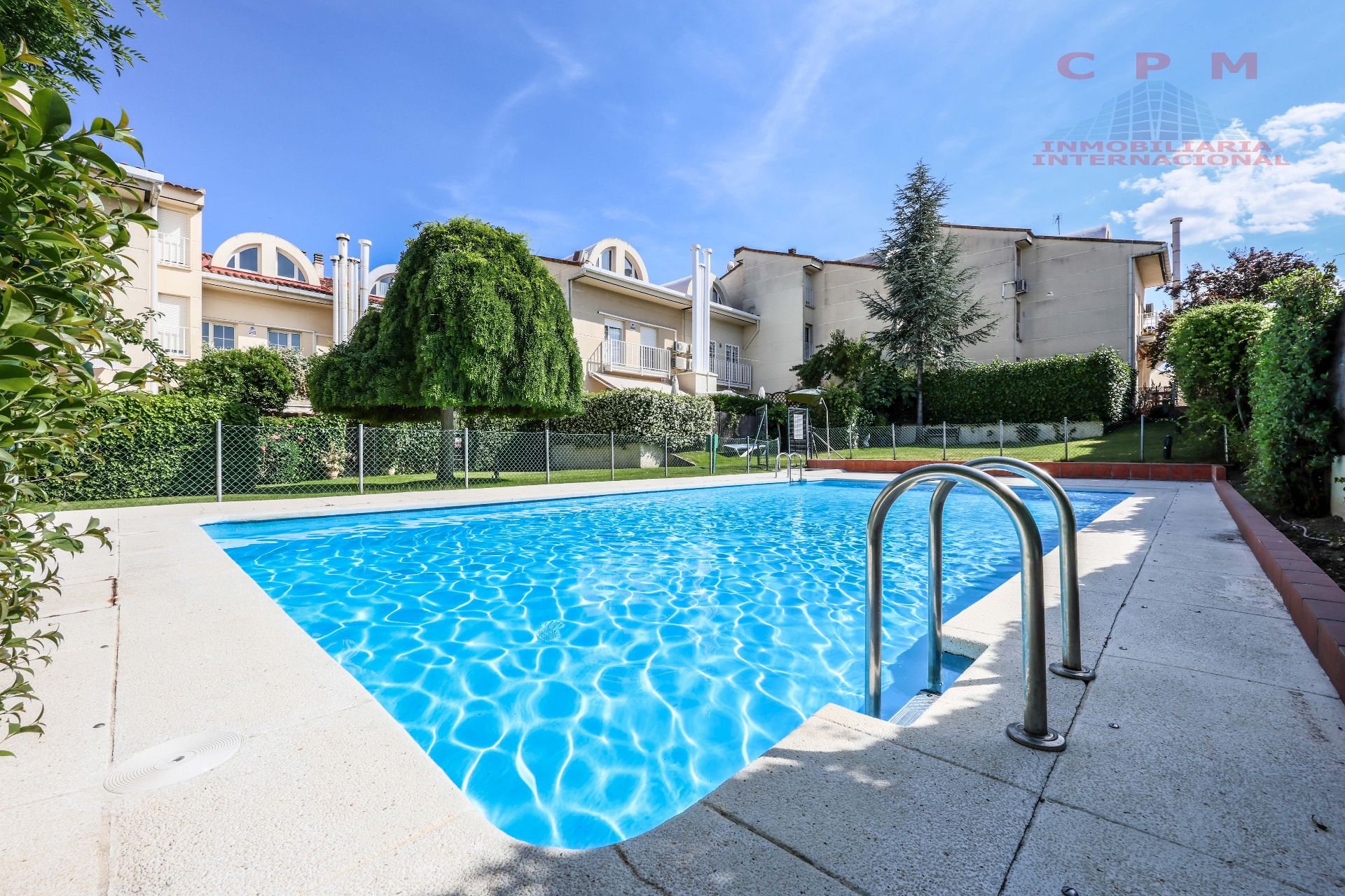 Piscina de Casa adosada de lloguer en Tres Cantos amb Aire condicionat, Calefacció i Jardí privat