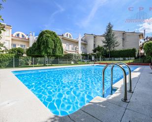 Piscina de Casa adosada de lloguer en Tres Cantos amb Aire condicionat, Calefacció i Jardí privat