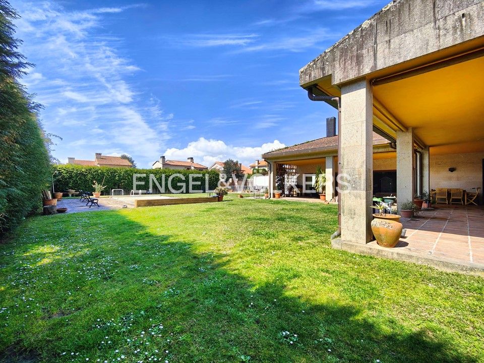 Vista exterior de Casa o xalet en venda en Pontevedra Capital  amb Calefacció, Jardí privat i Parquet