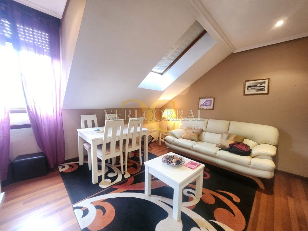 Sala d'estar de Dúplex en venda en Gijón  amb Calefacció i Moblat