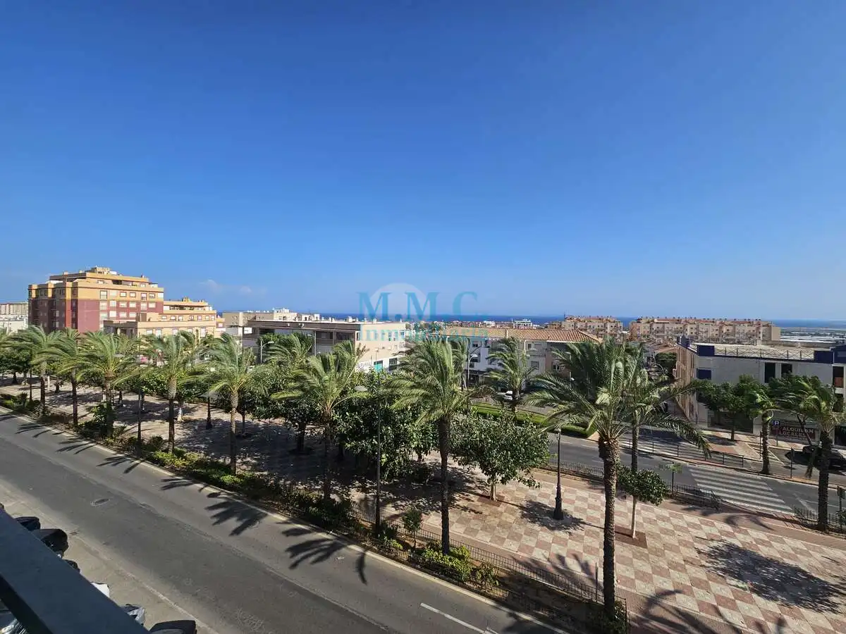 Vista exterior de Piso en venta en Roquetas de Mar con Aire acondicionado, Amueblado y Balcón