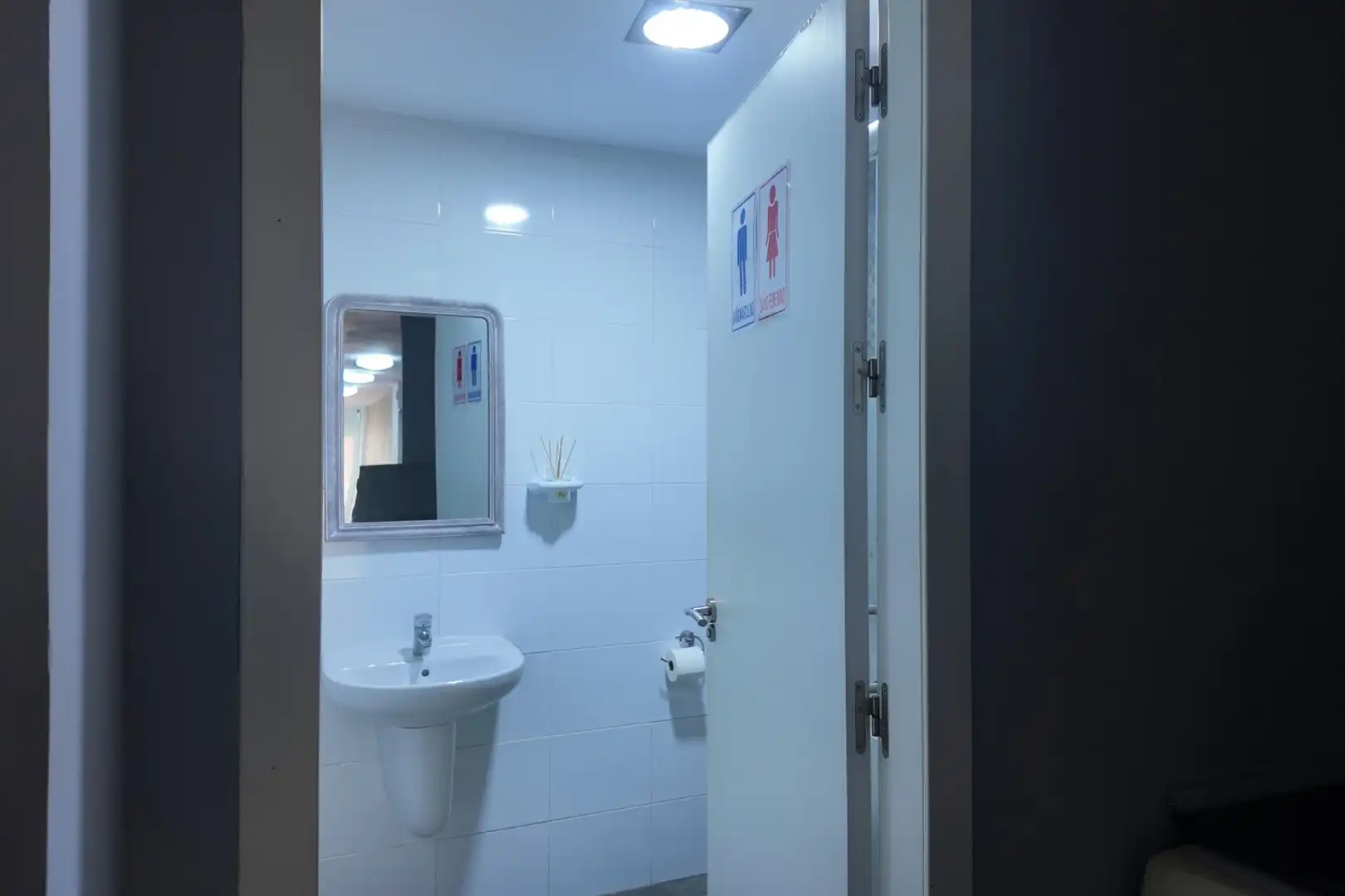 Badezimmer von Geschaftsraum zum Verkauf in Alicante / Alacant mit Klimaanlage und Alarm