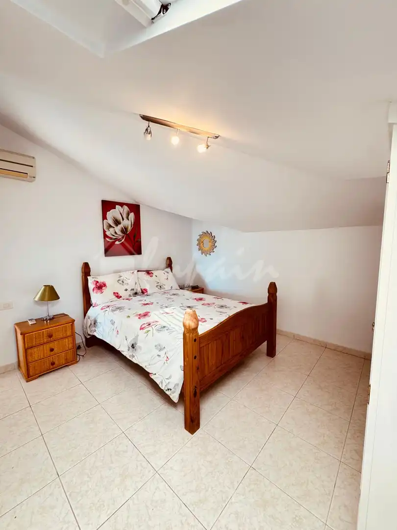 Schlafzimmer von Dachboden zum Verkauf in Arona
