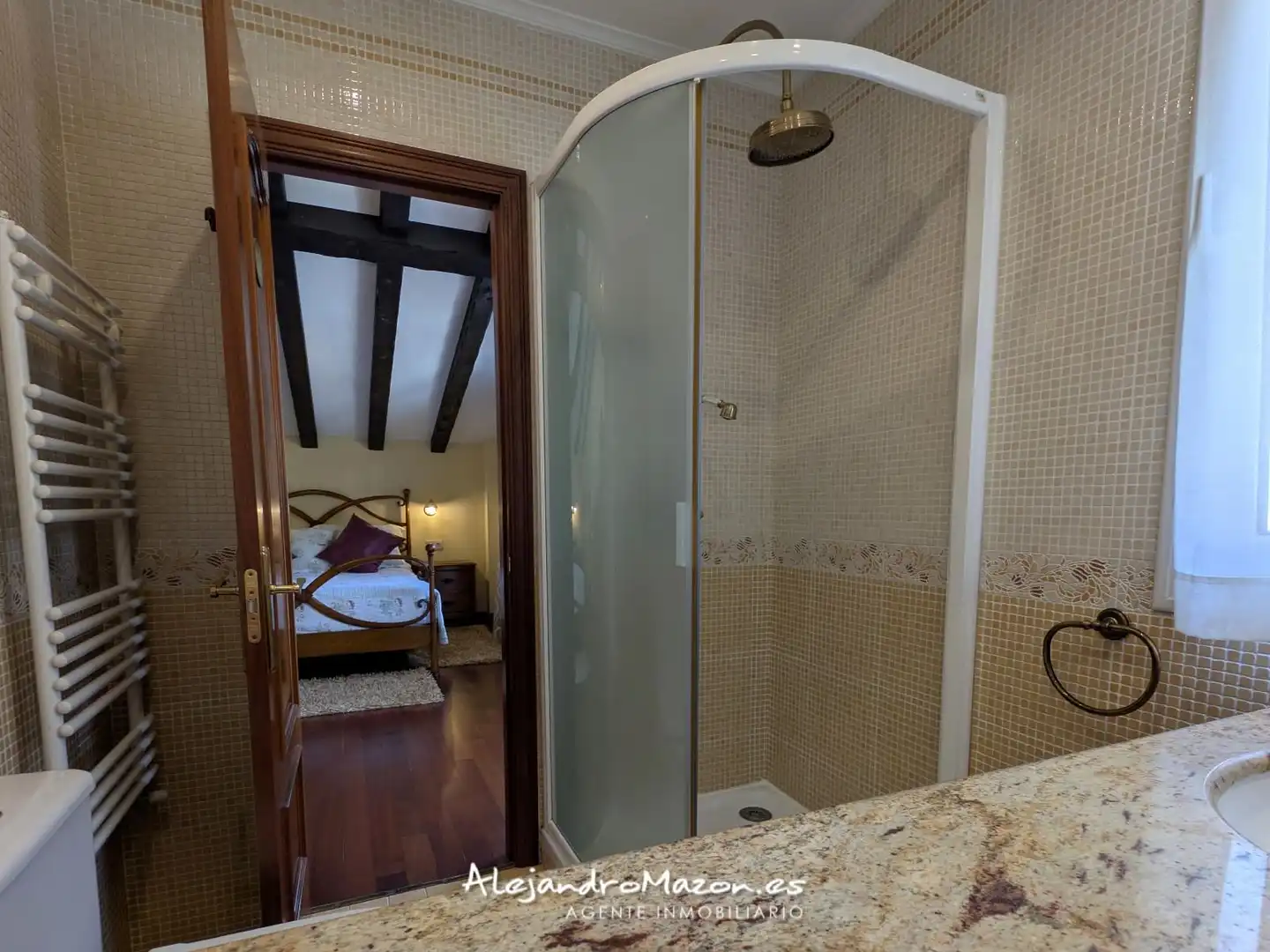 Badezimmer von Einfamilien-Reihenhaus zum Verkauf in Castro-Urdiales mit Heizung, Privatgarten und Terrasse