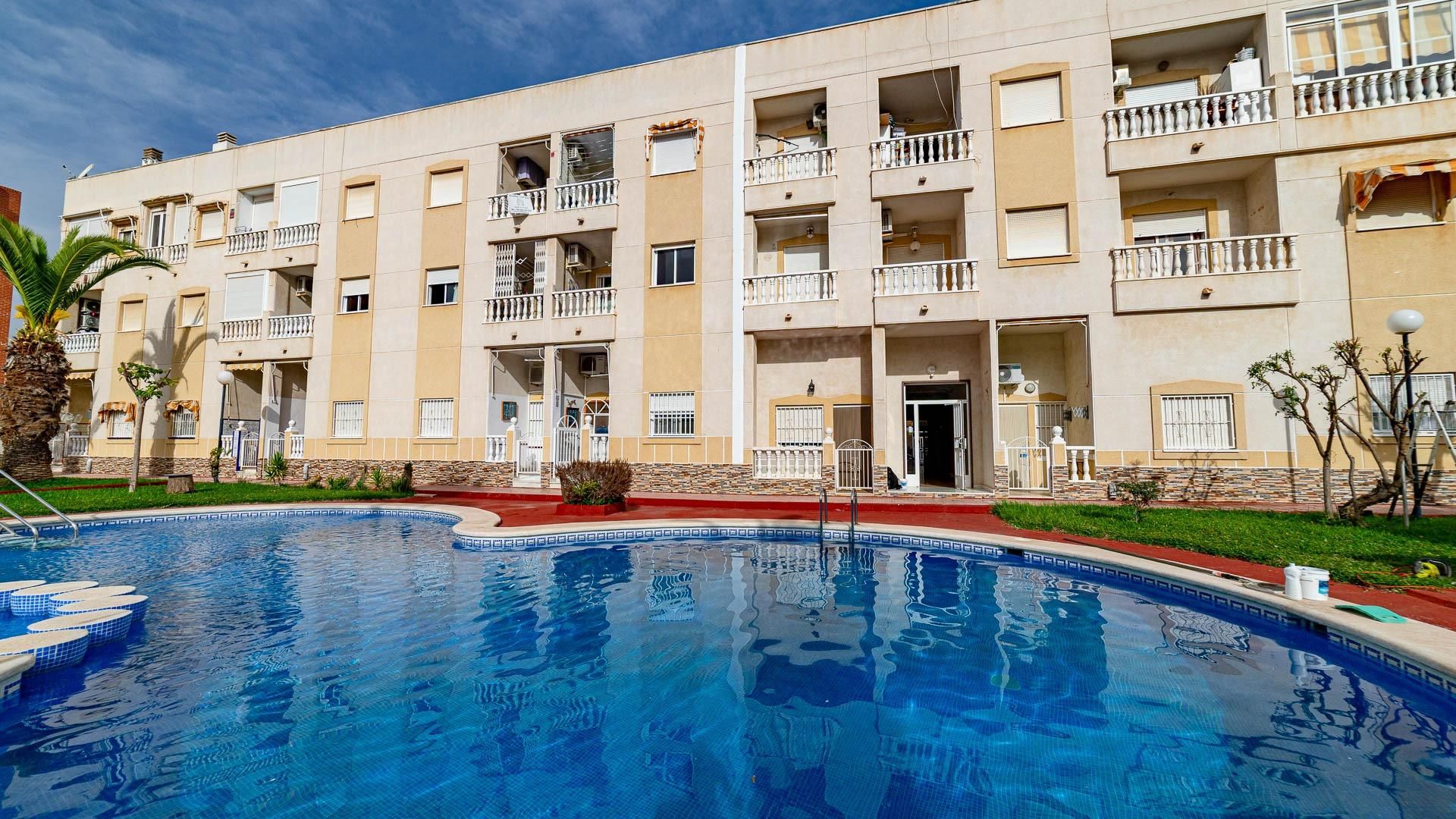 Vista exterior de Apartament en venda en Torrevieja amb Terrassa, Moblat i Piscina comunitària