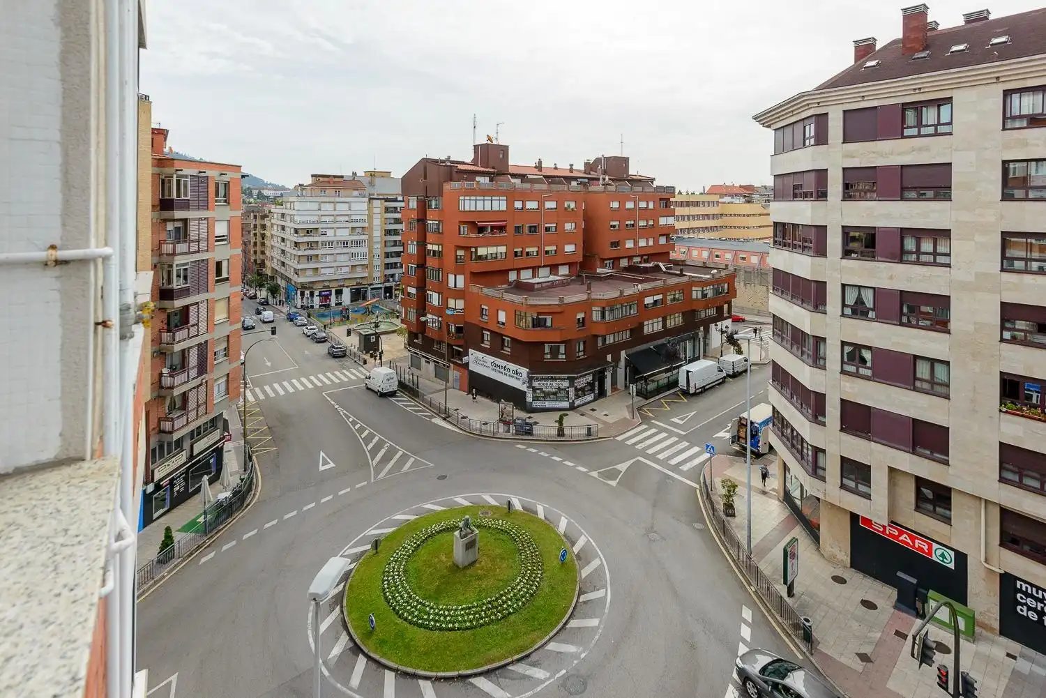 Vista exterior de Pis en venda en Oviedo  amb Calefacció, Moblat i Balcó