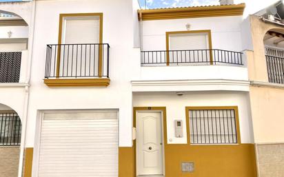 Exterior view of Single-family semi-detached for sale in Fuente de Piedra  with Air Conditioner and Terrace